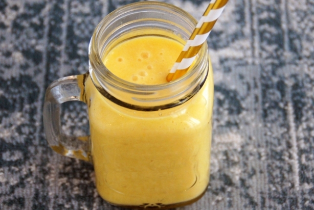 Recept voor zomerse smoothie met mango, banaan en ananas - Foody.nl