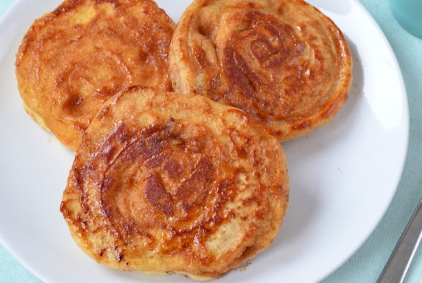 Cinnamon roll pancakes