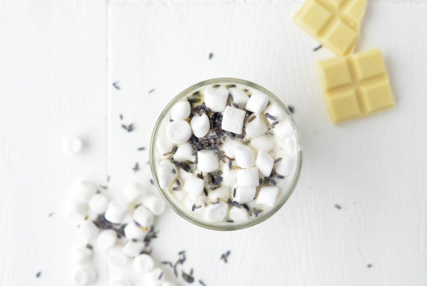 Weekendbites: witte chocolademelk met lavendel