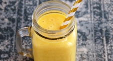 Zomerse smoothie met mango, banaan en ananas