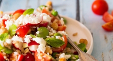 Tuinboontjes en tomaat salade met gemengde granen en feta