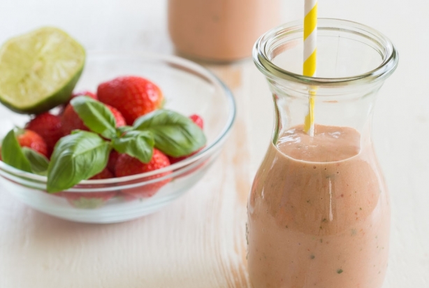 Smoothie met havermelk, aardbeien, avocado en nectarine | Simone's Kitchen