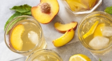 Homemade ice tea met perzik en citroen