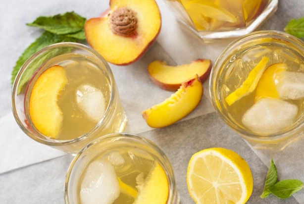 Homemade ice tea met perzik en citroen