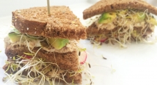 Club sandwich met makreelsalade en kiemen
