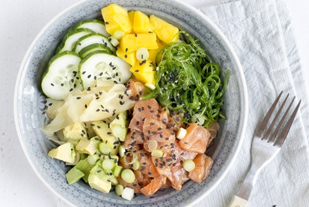 Poké bowl met zalm en mango