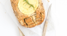 Video: Camembert in brood
