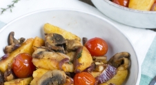 Gebakken aardappeltjes met champignons en tomaat