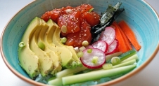 Poké bowl met zalm en avocado