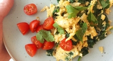 Scrambled eggs met spinazie