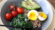 Hartig ontbijtkommetje met boekweit, groenten en ei