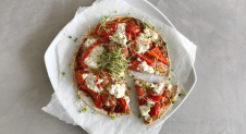 Snelle en gezonde pizza met tomaat, paprika en Hüttenkäse
