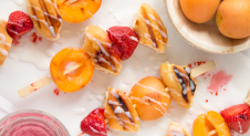Gegrilde donut en fruit spiesjes