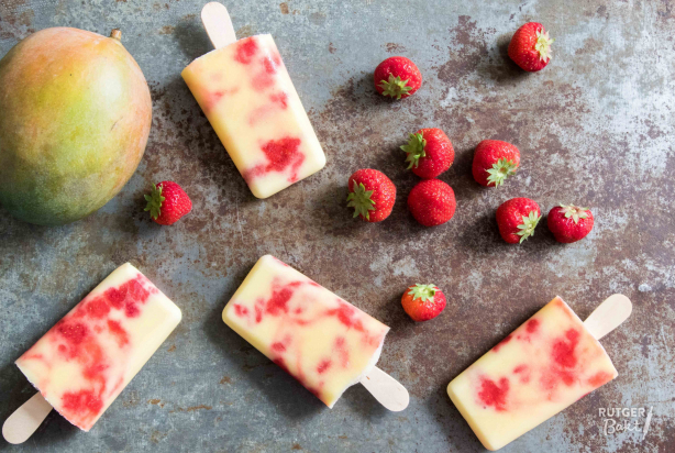 Mango-ijsjes met aardbeien – recept