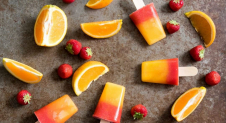 Sunrise-ijsjes met aardbei en sinaasappel