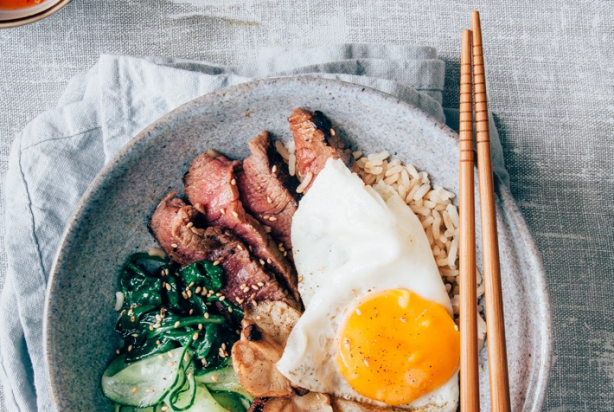 Fresh & Easy: Bibimbap, Koreaans rijstgerecht met biefstuk
