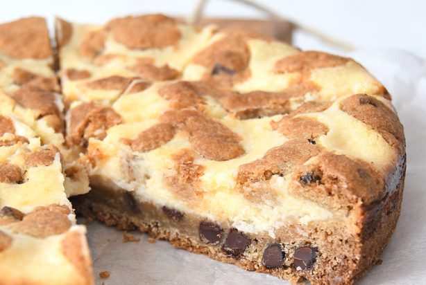 Chocolate chip cookie cheesecake taart