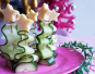Kerstboompjes van komkommer en kaas