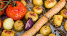VIDEO: Traybake met aardappel en worstjes