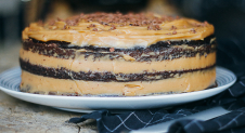 Chocolade-biercake met karamelbotercreme