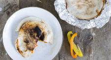 Wraps van de barbecue – met tomatensaus, paprika en kaas
