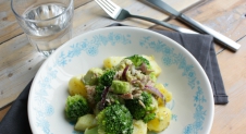 Broccoli salade met avocado, tonijn en aardappel