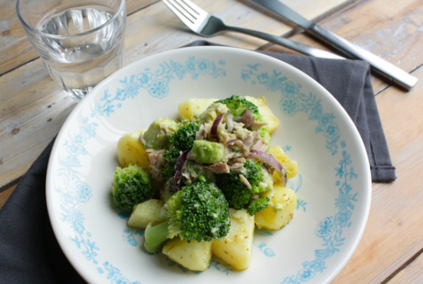 Broccoli salade met avocado, tonijn en aardappel