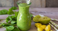 Groene smoothie met spinazie, mango en kokos