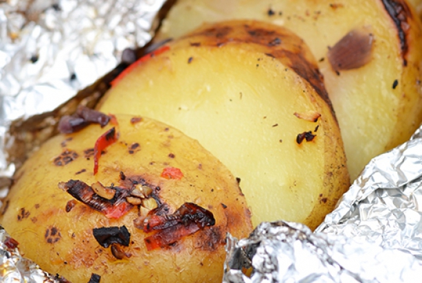 Kruidige aardappelen in aluminiumfolie