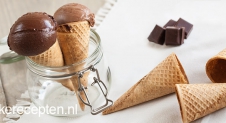 Twee soorten chocolade ijs