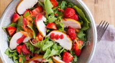 Whole30 Dag #1; Aardbeien salade met gerookte kip