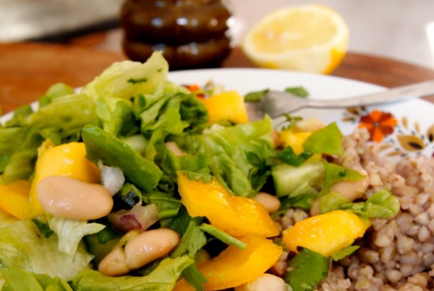 Recept: zomerse salade met mango, avocado en bonen
