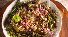 Groen zonder poen: salade met gegrilde asperges, bonen en kiemen