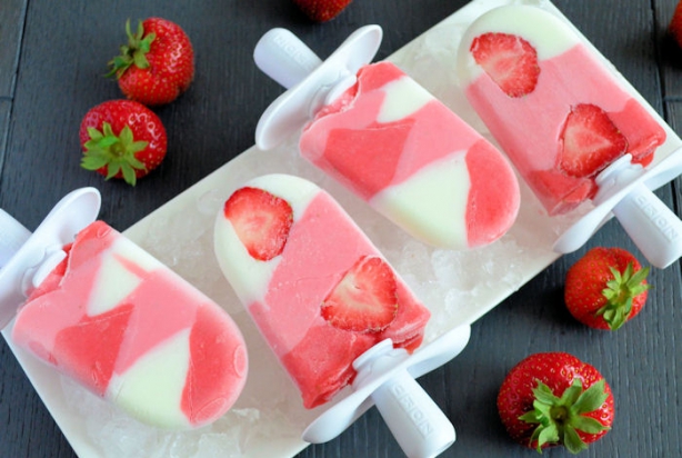 Recept voor aardbeien-yoghurt ijsjes Foody.nl
