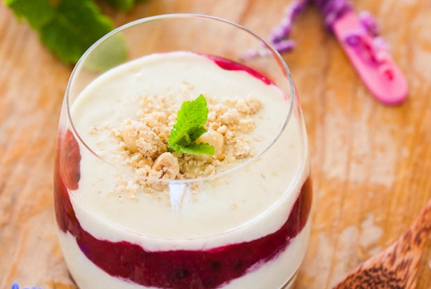 Matcha yoghurt met rabarber-bramen puree