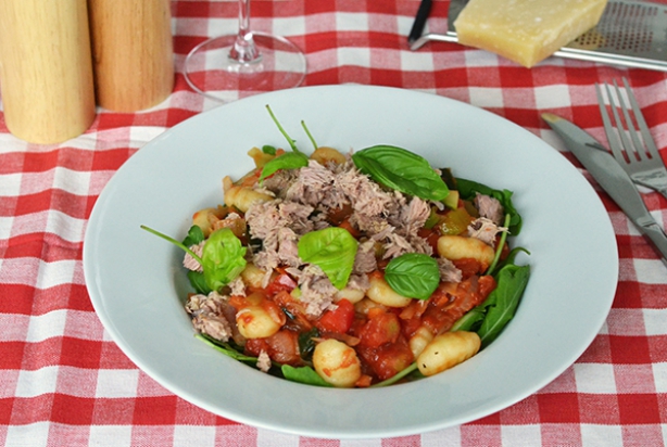 Gnocchi met tomatensaus en tonijn