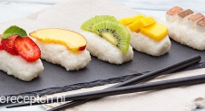 Dessert sushi met fruit