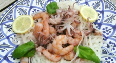 Gezond en snel avondeten: rijstnoedels met garnalen en inktvis en edamame