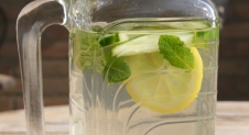 Verfrissend Detox water met citroensap en munt