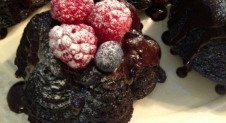 Mini chocolade cakes met rood fruit