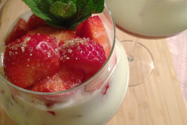 Rabarber met yoghurt, frambozenjam en aardbeien