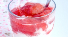 Frozen yoghurt met rabarber-aardbeien compote