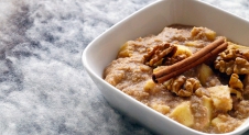 Warm quinoa ontbijt met appel en kaneel
