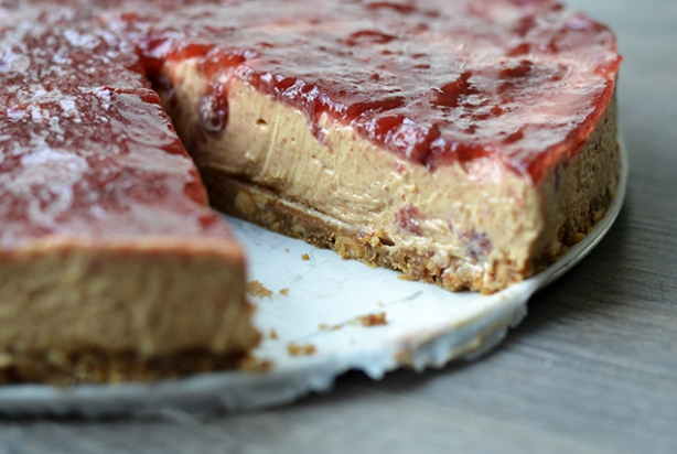 Video: Peanut butter and Jelly cheesecake