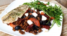 Snelle quinoa maaltijd met olijf, tomaat, feta en tilapia filet
