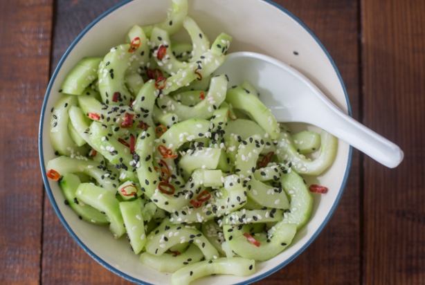 Super snel bijgerecht: Komkommer-sesamsalade