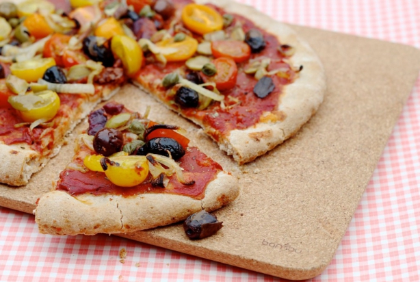 Vegan pizza met Griekse olijven en tomaatjes