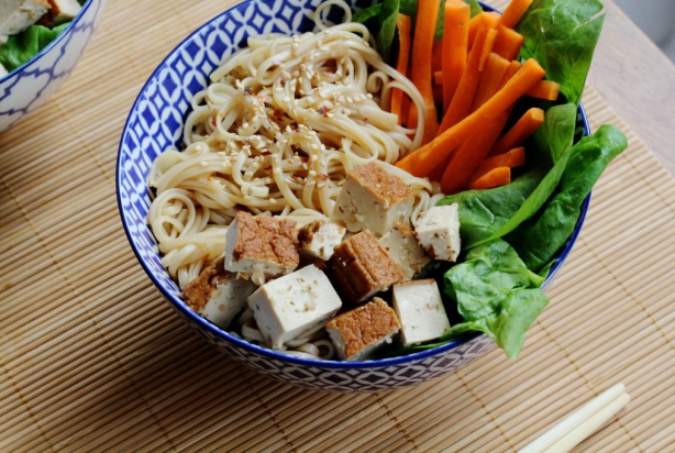 Simpele noodles met gerookte tofu