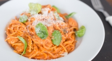 Spaghetti met tomatenroomsaus en worstjes