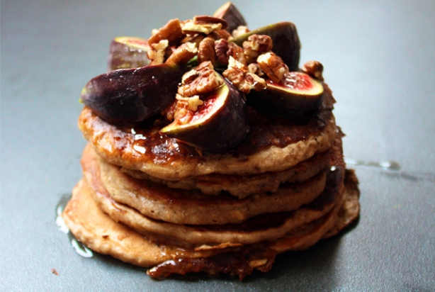 Glutenvrije ‘Pancake stack’ met vijg, honing en pecannoten